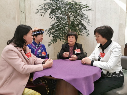 杜丽群委员与杨远艳、韦震玲、梁琰委员一起分享现场聆听习近平总书记看望医药卫生界教育界委员并发表重要讲话的感受。李芳林 摄