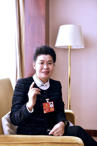 2018年全国两会期间，马秀珍委员在驻地接受记者采访  范文杰 摄影