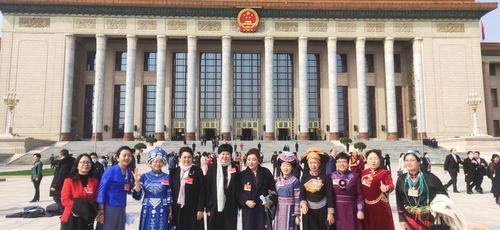 祝妇女委员三八妇女节快乐！ 特邀委员记者 许进摄