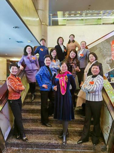 3月8日，两会期间，无党派界别女委员们聚在一起，合影留念，祝福全国各条战线上的姐妹们“三八国际妇女节”。