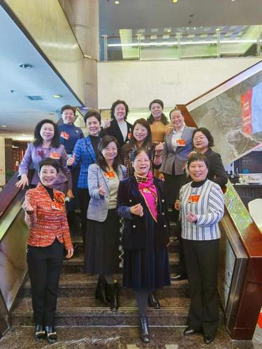 3月8日，两会期间，无党派界别女委员们聚在一起，合影留念，祝福全国各条战线上的姐妹们“三八国际妇女节”。特约委员，记者甄贞拍摄