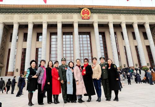 文艺界委员展风采 3月7日，全国政协十三届四次会议第二次全体大会会后，籍薇、金萍、卢永琇、李瑛、郭瓦?加毛吉、刘月宁、奚美娟、董圆圆、盛小云、陈力、龙倩（从左至右十一位委员）一起开心合影，迎接第二天妇女节的到来。 特邀委员记者 王建国 摄