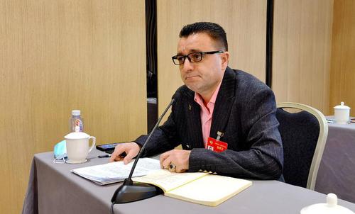 在少数民族界小组讨论会上，来自新疆的塔吉克族、玉克赛克?西加艾提委员动情讲述脱贫攻坚工作过程中的感人故事，他说：“今年是他担任委员第四年，也是他驻村扶贫第四年！” 特邀委员记者 茸芭莘那摄