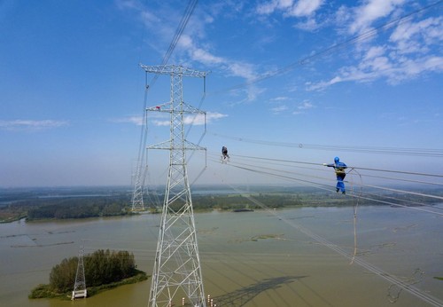 1000千伏特高压曹湖线检修现场（隗茂春 摄）