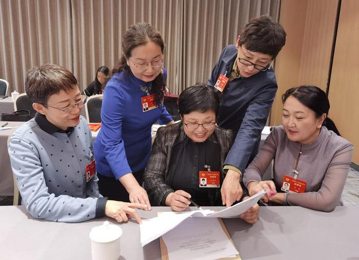 少数民族界咏梅、关芳芳、杜明燕、李莉娟、金花五位委员（从左至右）就“加强文化建设，凝聚文化共识，铸牢中华民族共同体意识”进行交谈。特邀委员记者 边巴拉姆 摄