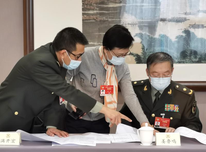 3月9日，在教育界小组讨论会结束后，姜鲁鸣（右）与满开宏（左）等关心国家人才培养的将军委员，在听取了鲁昕委员（中）对职业院校新专业目录修（制）订工作介绍后，纷纷为职教新专业点赞。特邀委员记者 韩鲁佳 摄