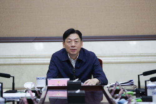 广西壮族自治区政协主席、党组书记孙大伟主持会议并讲话   覃文宇 摄