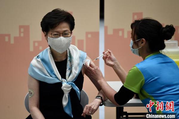 3月22日上午，香港特区行政长官林郑月娥在特区政府总部接种第二剂科兴新冠疫苗。中新社记者 李志华 摄　李志华　摄