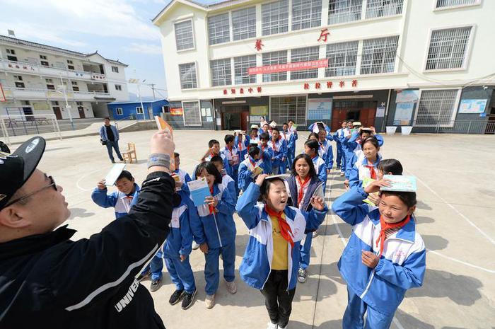 志愿者和小学生一起开展“书的力量”公益互动课