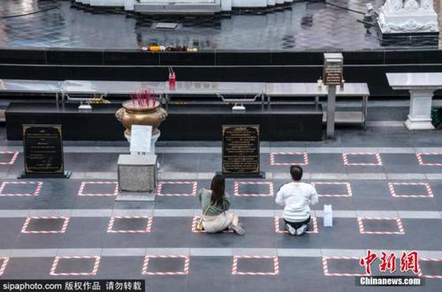 资料图：当地时间2020年12月26日，泰国，泰国政府对曼谷的百货商店和其他地方采取了新冠疫情期间的社交新措施。图片来源：SIPAPHOTO