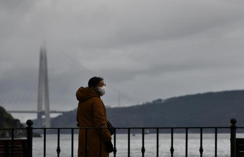 4月5日，一名行人在土耳其伊斯坦布尔的海边行走。（新华社记者徐速绘摄）