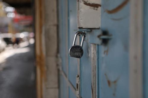 4月2日，约旦河西岸城市希伯伦的店铺大门紧锁。（新华社发，马蒙·沃兹沃兹摄）