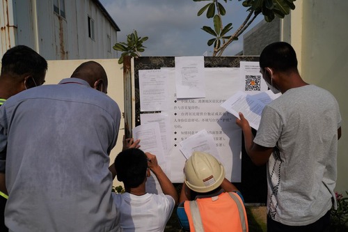 4月5日，在科伦坡港口城接种点，中国公民正在填写接种疫苗前的文件。新华社记者 唐璐 摄