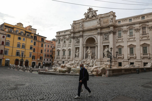 4月3日，当地居民走过意大利罗马的许愿池。新华社记者程婷婷摄