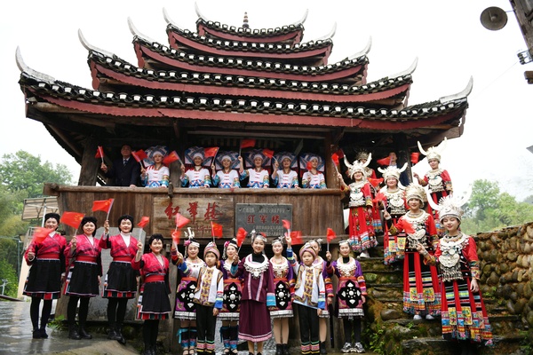 （4月14日，正逢农历三月三，龙胜各族人民在红军楼学党史、唱红歌。 周恩平摄）