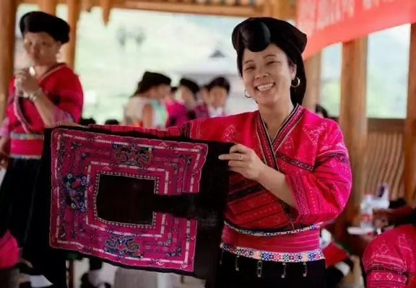 （龙胜县瑶族同胞在节日中展示着自己民族的艺术品。周恩平摄）