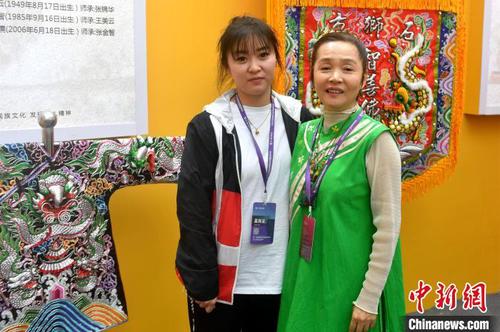 台湾设计师蔡美月(右)参加海博会?！÷烂?摄