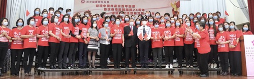 活动中，大家手持国旗、区旗，一起高唱《歌(262719)-20210420141202