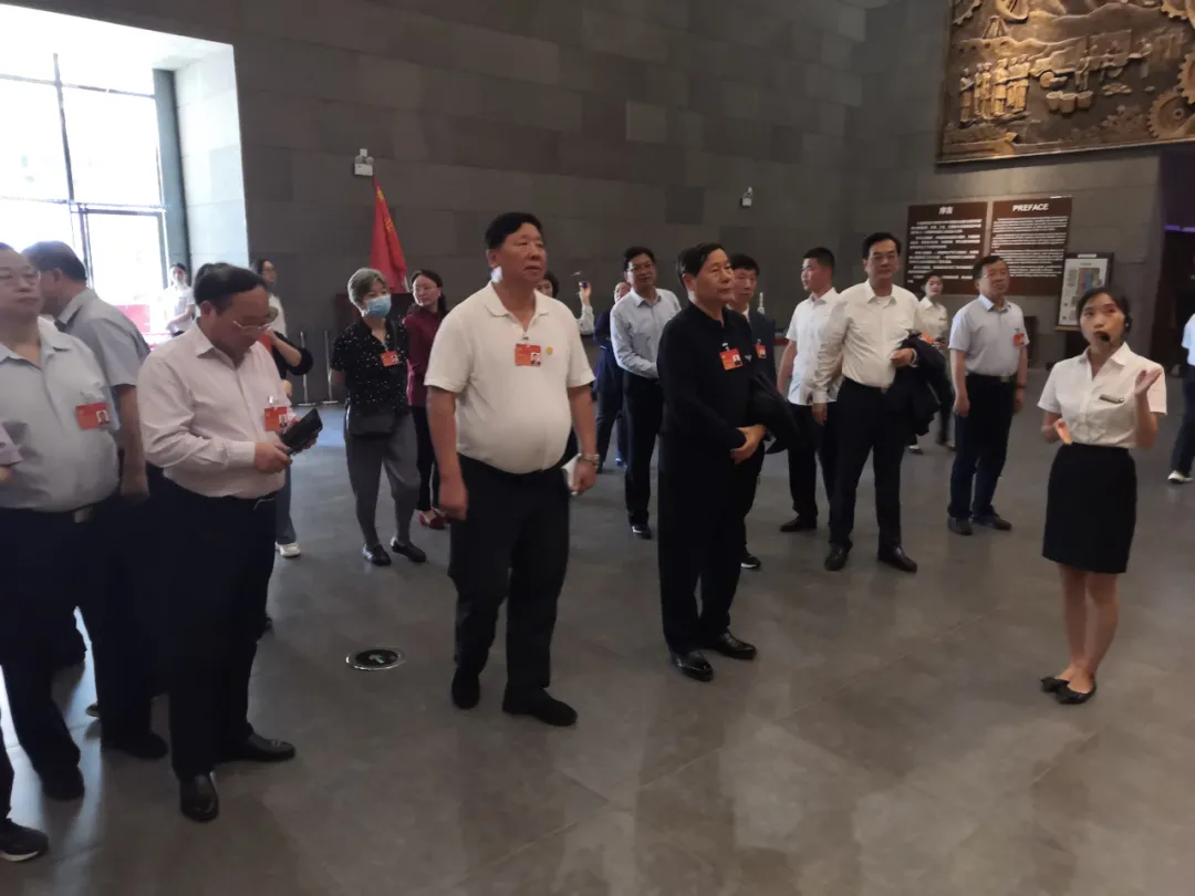 视察团参观都匀三线建设博物馆