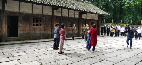 纪念馆工作人员演出还原张露萍烈士牺牲前场面的短剧