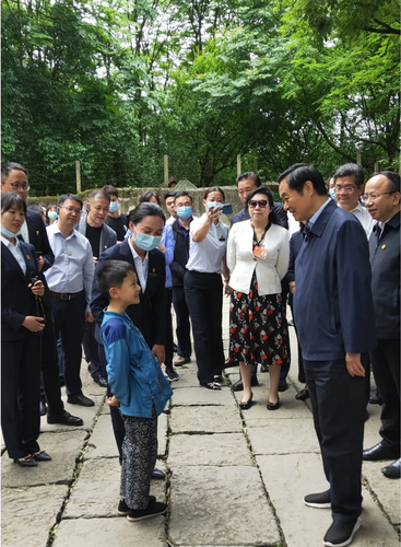 刘奇葆副主席与饰演“小萝卜头”的小学生亲切交谈