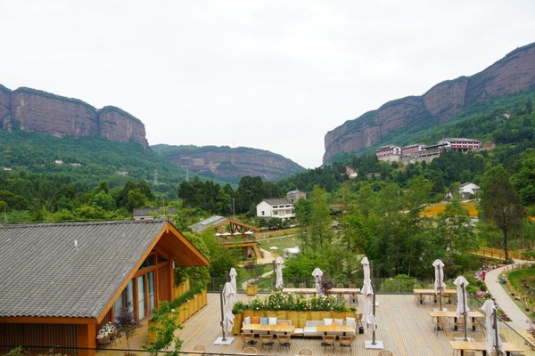 双旗美村的民宿和花海里的游人