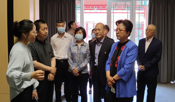 杨艺文一行到景山街道美后肆时市民文化中心参观委员工作室