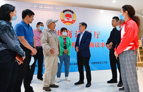 图为，活动结束后，群众依然对焦点问题和领(356580)-20210603081501