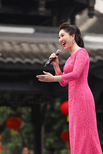 伊泓远演唱《红梅赞》