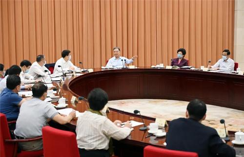 中共中央政治局常委、全国政协主席汪洋4日在京主持召开会议，听取全国政协专家协商会工作进展情况的汇报。人民政协报·人民政协网记者贾宁 摄