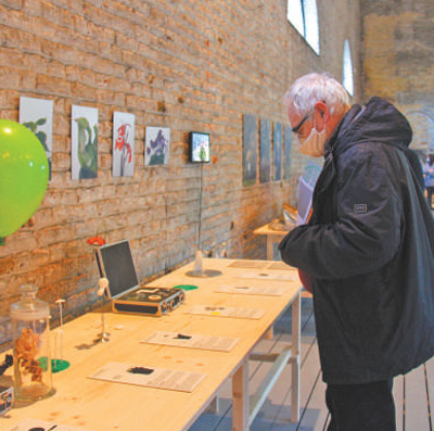 在比利时格朗霍奴矿区厂房改造的博物馆，游客参观展览。