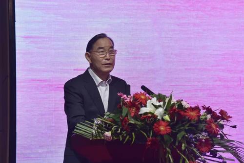 十二届全国政协委员、原农业部党组成员、中国丝绸桑蚕品牌集群主席朱保成致辞
