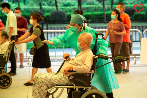 吴丽珠委员担任志愿者扶助行动不便的老人检测核酸