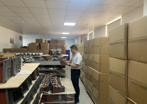 厦门中远海运集运专项工作组成员实地察看中小企业货物堆存情况