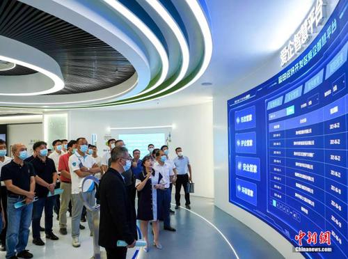 考察蓝田开发区“爱企管家”平台。李杰 摄2