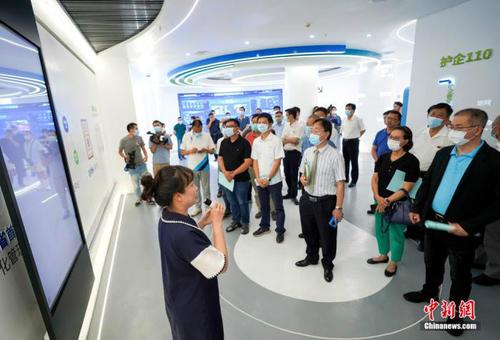 考察蓝田开发区“爱企管家”平台。李杰 摄