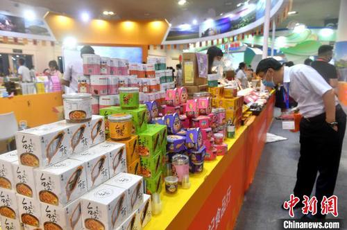 台湾食品吸引观展者?！÷烂?摄