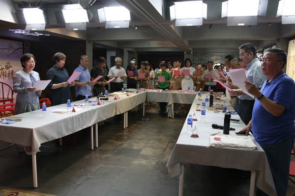 全体演唱《不忘初心》