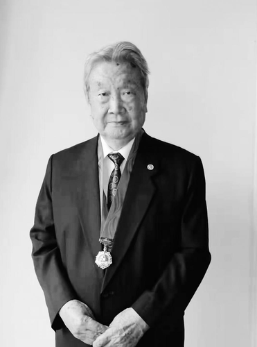 朱训佩戴中共中央颁发的“光荣在党五十年纪念章”留影