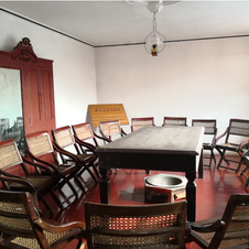 这座没有姓名的石碑上，刻着“红军坟”三个字……