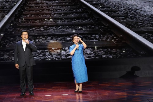 《西去列车的窗口》节选 作者：贺敬之 朗诵：杨学明(民建会员  广西民族大学传媒学院院长、教授) （右）  芦俊文(《当代广西》杂志社编辑)