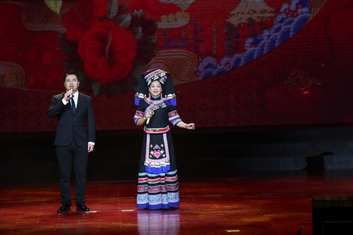 《我在一颗石榴里看见了我的祖国》 作者：杨克 朗诵：丁文博 黄春艳(自治区政协委员  广西华控投资集团董事长) （左） 黄春艳(自治区政协委员  广西演艺集团演员)