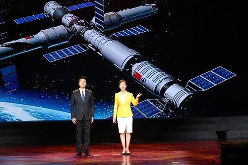 《我骄傲，我是中国人》 作者：王怀让 朗诵：彭庆华(广西艺术学院党政办副主任) （左）  李嘉(广西广播电视台主持人 )