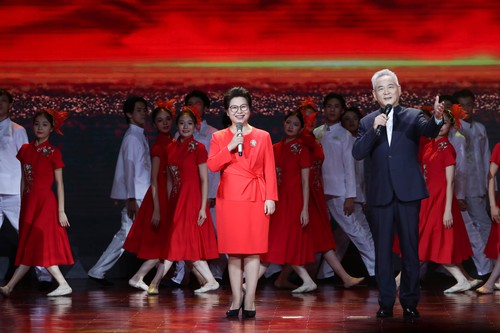 《百年庆典》 作者：静水流深 朗诵：于同云（民盟盟员 国家一级演员 中国话剧金狮奖表演奖获得者） （右） 杨学明（民建会员 广西民族大学传媒学院院长、教授 ）