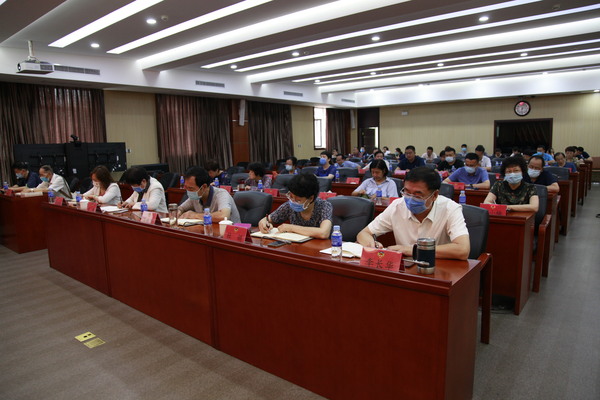 委员们认真听讲