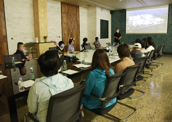委员们听取公司负责人介绍了华熙LIVE的建设理念和整体情况