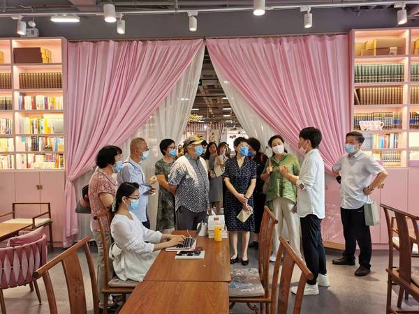 委员们在女性文化主题书店参观调研