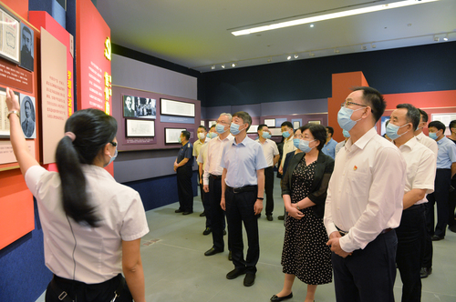 天津市政协组织委员、机关干部参观主题档案文献展