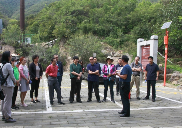 炭厂村党支部书记为区政协委员们讲解炭厂村历史