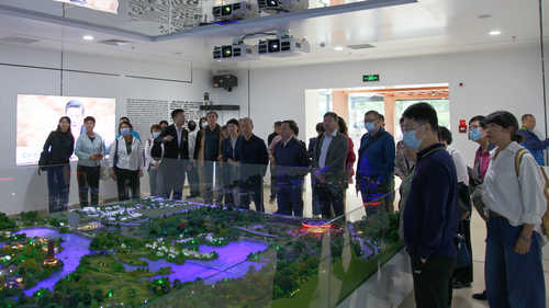 常委们观看雁栖湖生态发展示范区模型